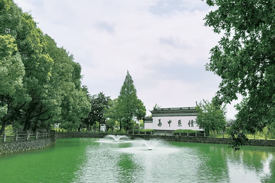 杭州市上城区华侨永久陵园园区湖景图