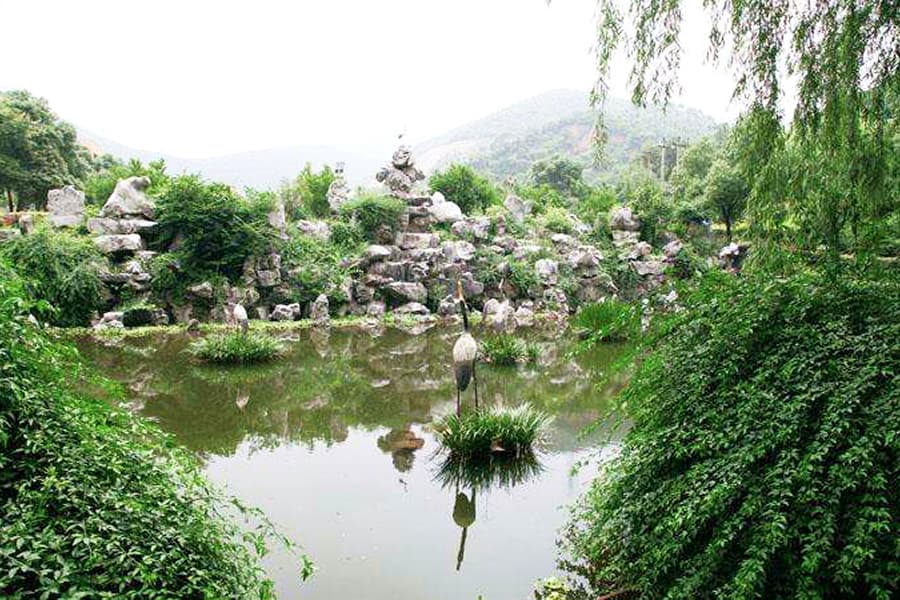 杭州市上城区南山陵园园区湖景图