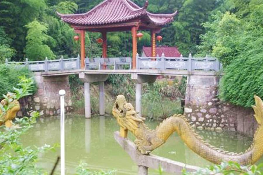 杭州市上城区龙居寺陵园园区湖景图