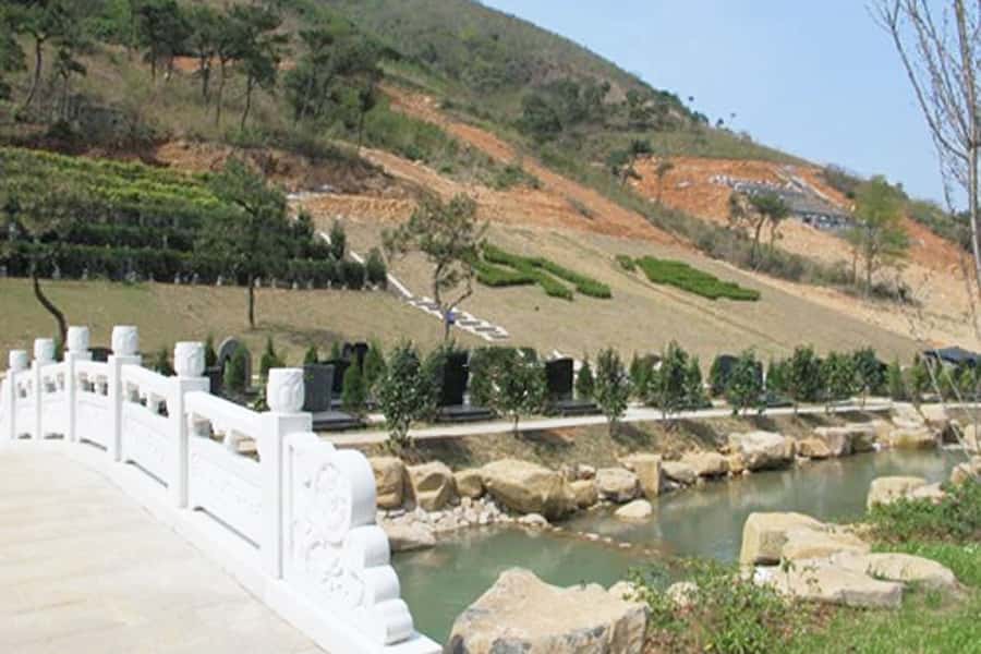 杭州市临平区杭州第三公墓园区湖景图