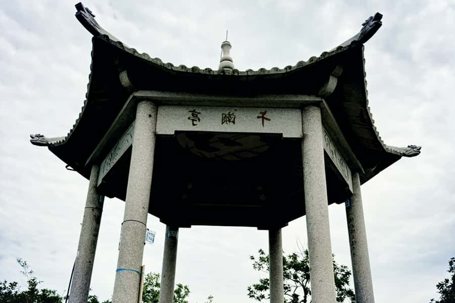 陵园大门图园区休息亭