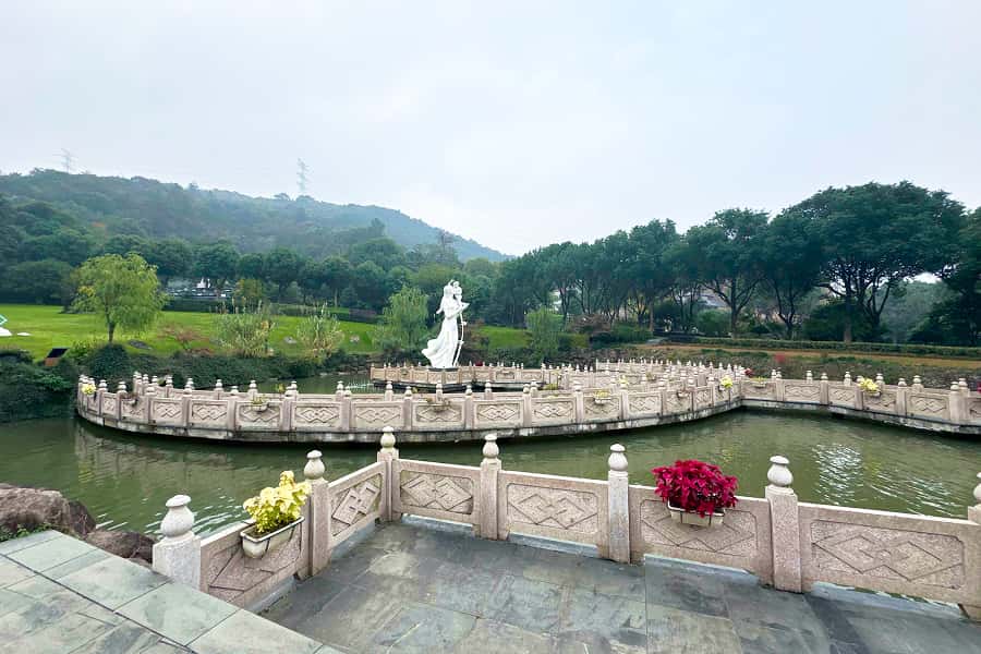 杭州市临平区安贤陵园园区湖景图