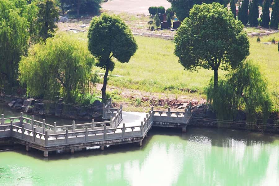 杭州市萧山区慈福园公墓园区湖景图