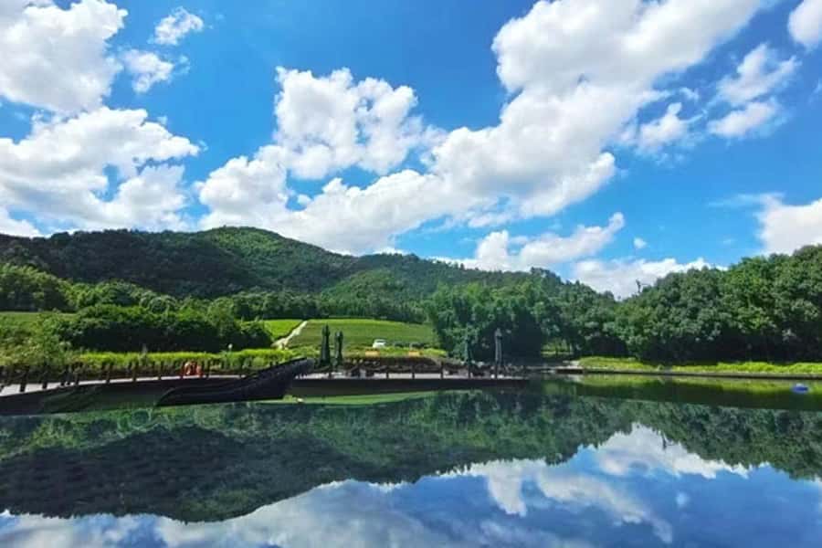 杭州市临平区杭州第三公墓园区湖景图